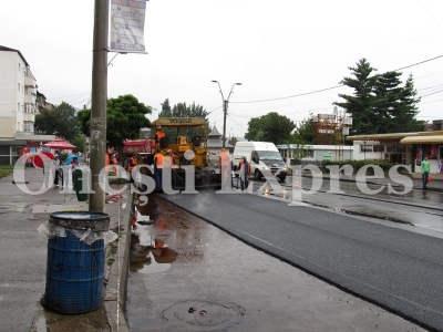 Copiii onesteni (stanga), mirati si ei de ceea ce trebuie sa invete de mici de la regimul Neghina: daca nu asfaltezi pe ploaie, n-ai ce petici la primavara, cand vin europarlamentarele Copiii onesteni (stanga), mirati si ei de ceea ce trebuie sa invete de mici de la regimul Neghina: daca nu asfaltezi pe ploaie, n-ai ce petici la primavara, cand vin europarlamentarele