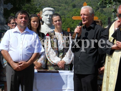 Constantin Tudose (primul din stanga) a incercat o „lucrare”, dar a reusit o opera