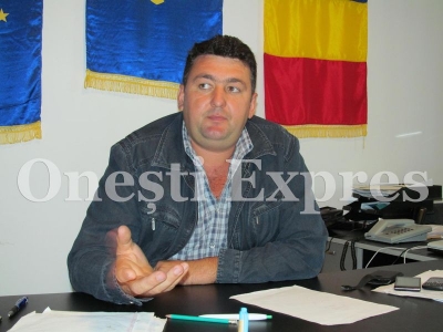 Primarul Gioni Craciun a gasit bani pentru Ziua Bradului, nu si pentru copiii sarmani ai comunei.