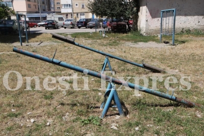 Un loc de joaca considerat de Primaria Onesti drept „acceptabil” Un loc de joaca considerat de Primaria Onesti drept „acceptabil”