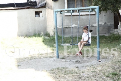 Blocurile degradate au parte de locuri de joaca de dinainte de 1989, dar toboganele sunt printre putinele achizitii ale Primariei in beneficiul onestenilor, in 2013 Blocurile degradate au parte de locuri de joaca de dinainte de 1989, dar toboganele sunt printre putinele achizitii ale Primariei in beneficiul onestenilor, in 2013